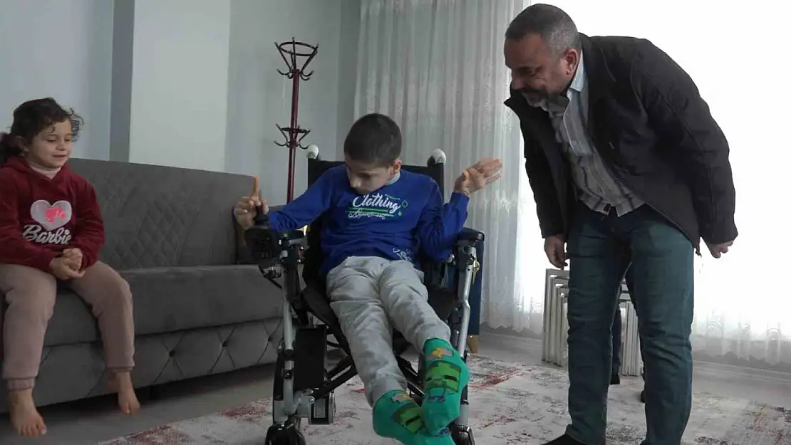 Bitlis'te İyilik Ailesi, 14 yaşındaki Veysel'e akülü sandalye ile umut oldu