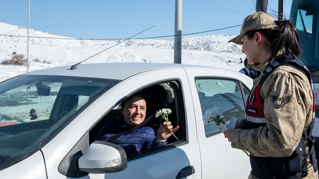 Bitlis'te jandarmadan kadın sürücülere anlamlı jest