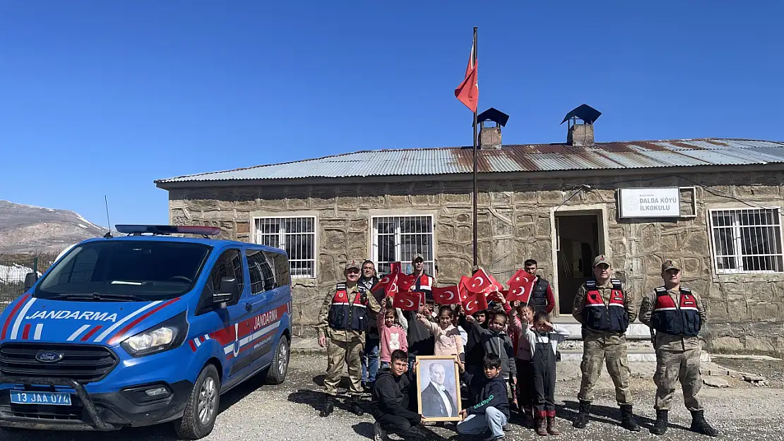 Bitlis'te jandarmadan öğrencilere anlamlı destek