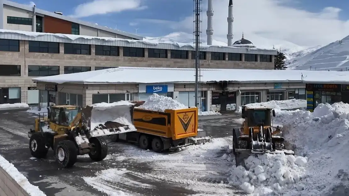 Bitlis'te kamyonlar şehir dışına kar taşıyor