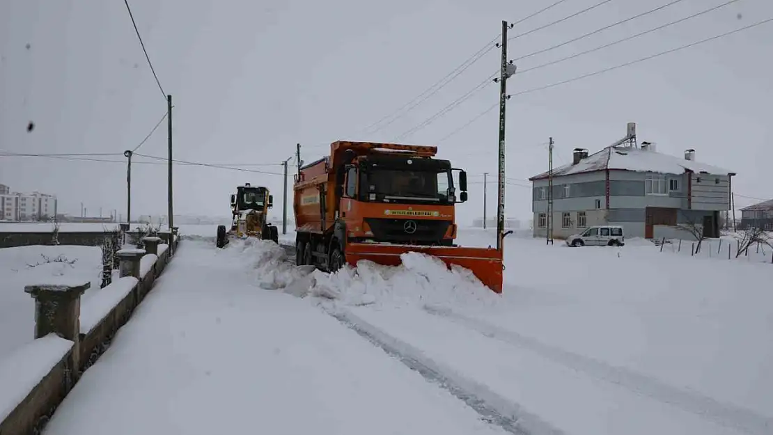 Bitlis'te kar mesaisinde 165 köy yolunun 107'si ulaşıma açıldı