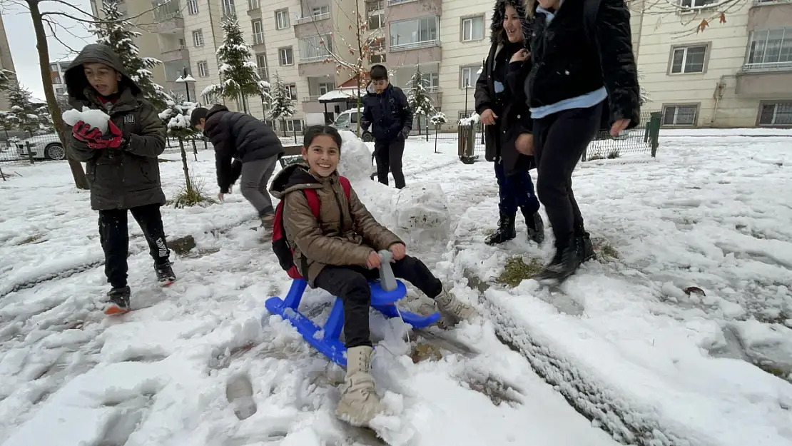 Bitlis'te kar tatilini fırsat bilen çocuklar sokaklara döküldü