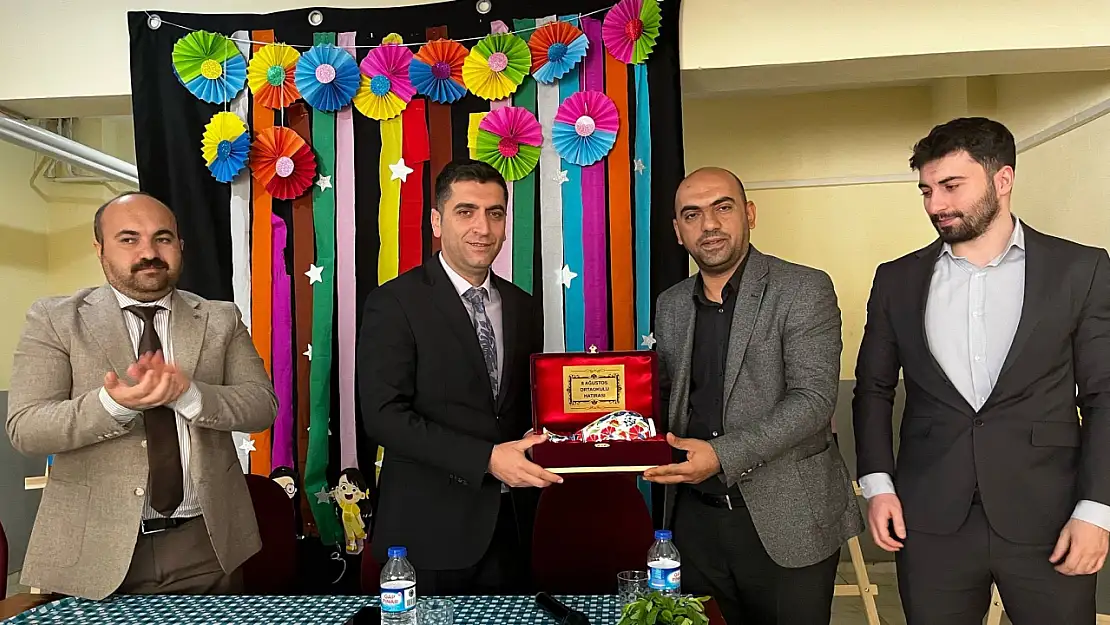 Bitlis'te Kariyer Günleri Dr. Güzeltaş Öğrencilere İlham Verdi