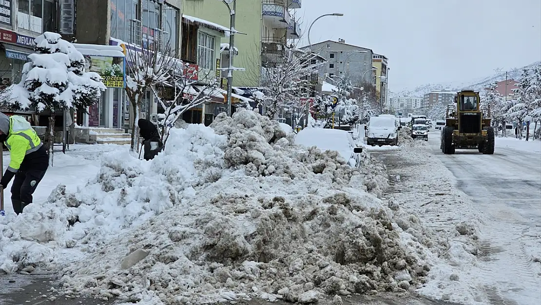 Bitlis'te karla mücadele çalışmaları devam ediyor