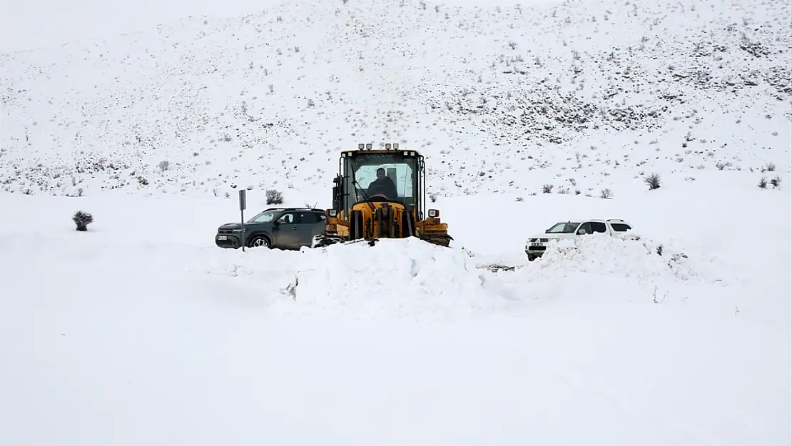 Bitlis'te karla mücadele sürüyor