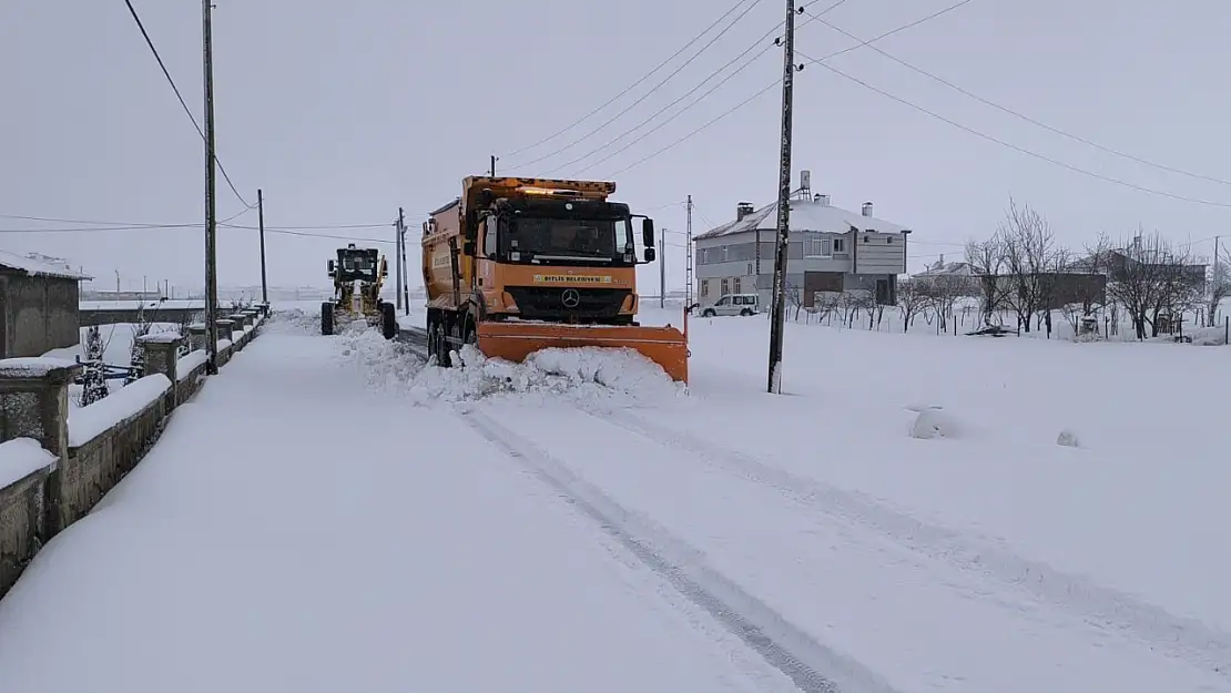 Bitlis'te karla mücadelede 28 köy yolu ulaşıma açıldı