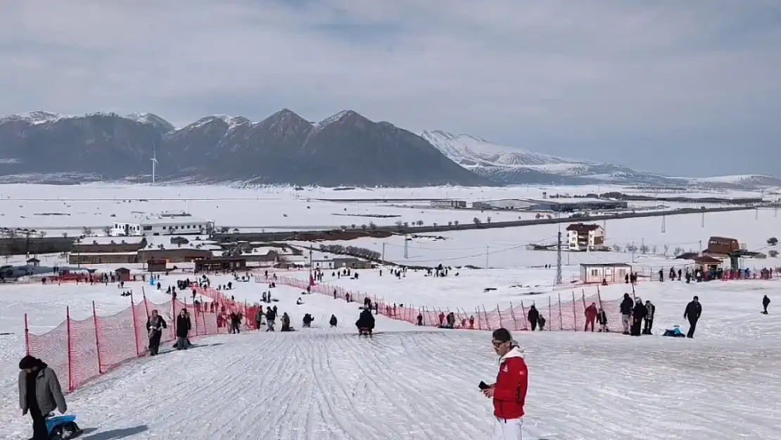 Bitlis'te kayak tutkunları sezonun son günlerinin keyfini çıkarıyor