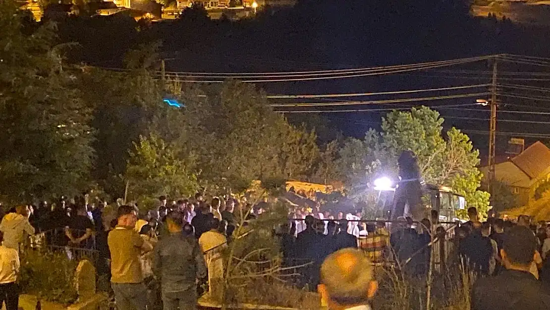 Bitlis'te kaza kurbanları için cenaze töreni, binlerce kişi katıldı