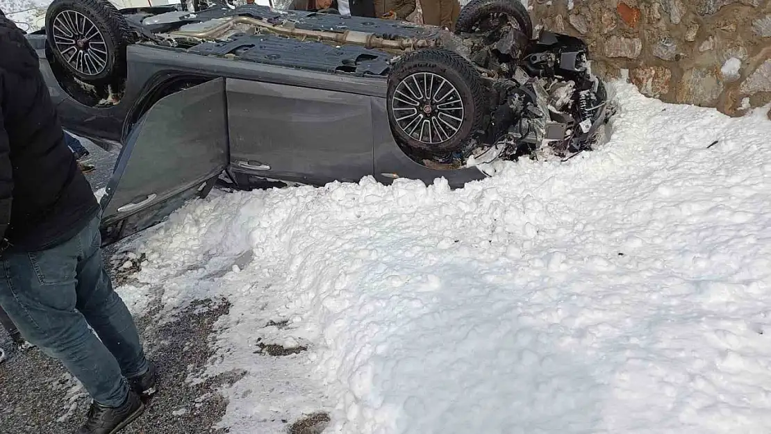 Bitlis'te kontrolden çıkan otomobil takla attı