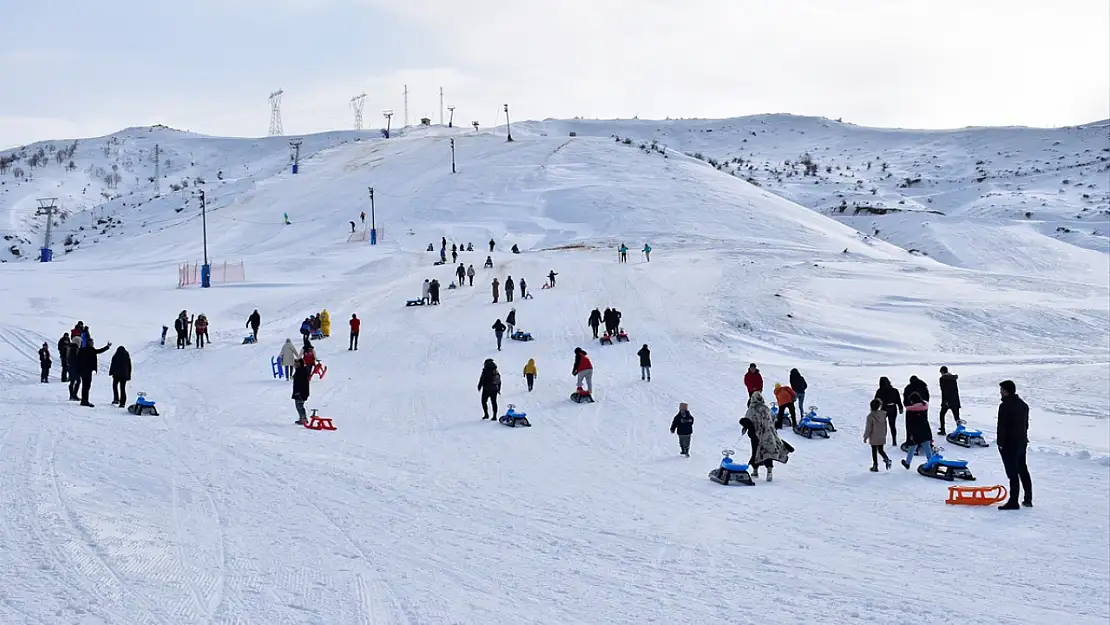 Bitlis'te koruma altındaki çocuklar kayak etkinliğinde doyasıya eğlendi