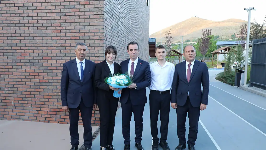Bitlis'te Öğrenciler Yıl Sonu Etkinliğinde Büyüledi, Vali Karakaya Destek Mesajı Verdi