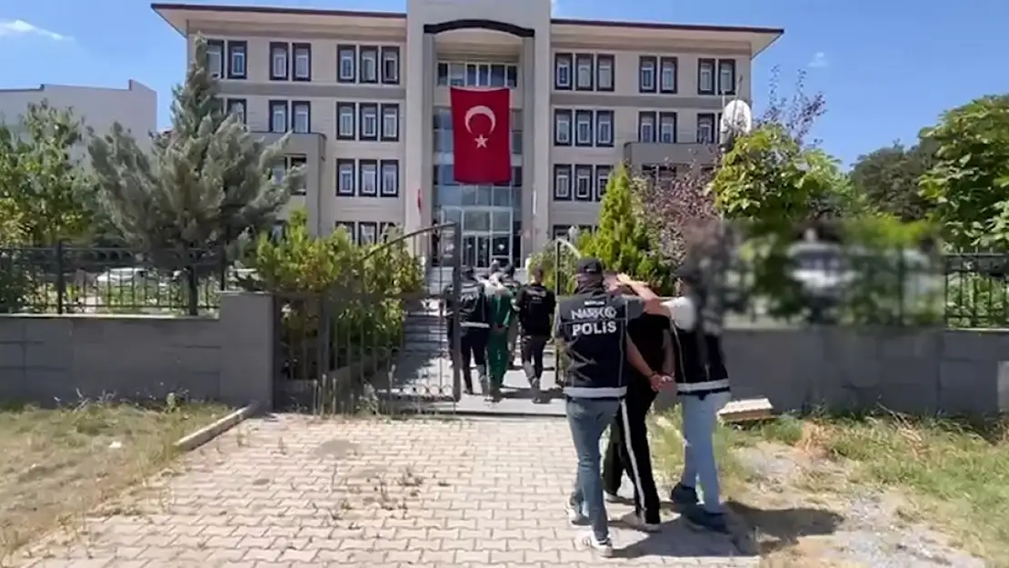 Bitlis'te Otobüste Uyuşturucu Operasyonu: 3 Yabancı Tutuklandı, 1.5 Kg Metamfetamin Ele Geçirildi