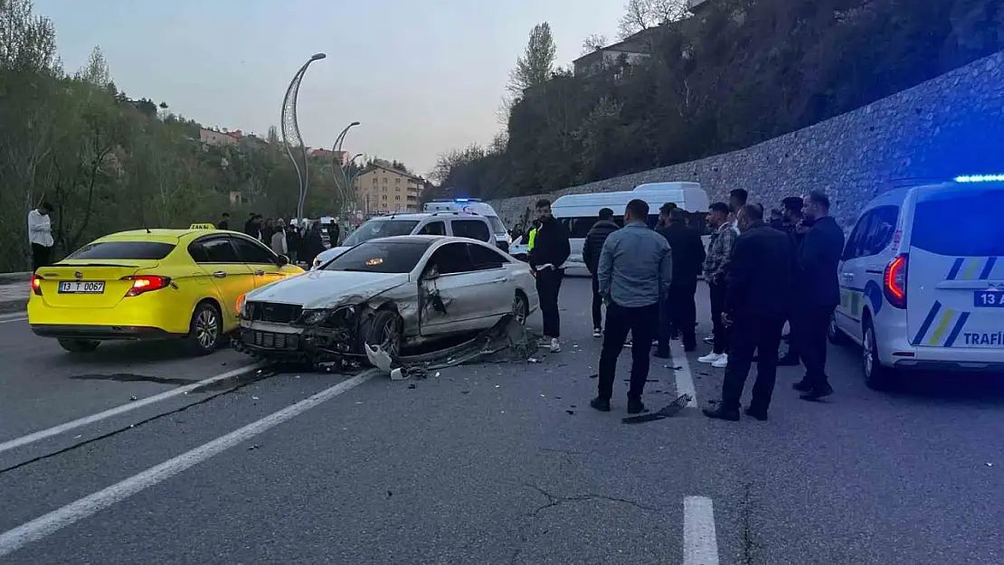 Bitlis'te otomobil ve minibüs çarpıştı, 8 yaralı hastaneye kaldırıldı
