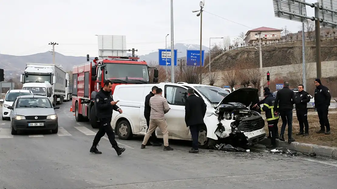 Bitlis'te para nakil aracı ile otomobil çarpıştı: 3 yaralı