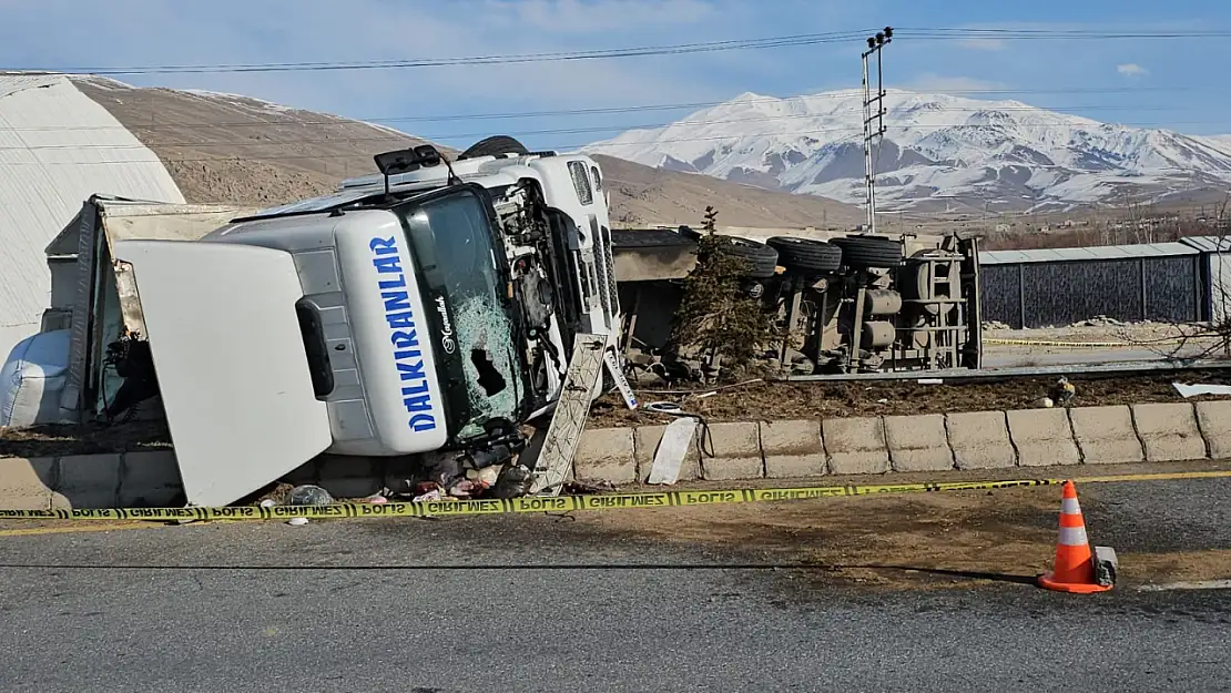 Bitlis'te plastik hammadde yüklü tır devrildi: 1 yaralı