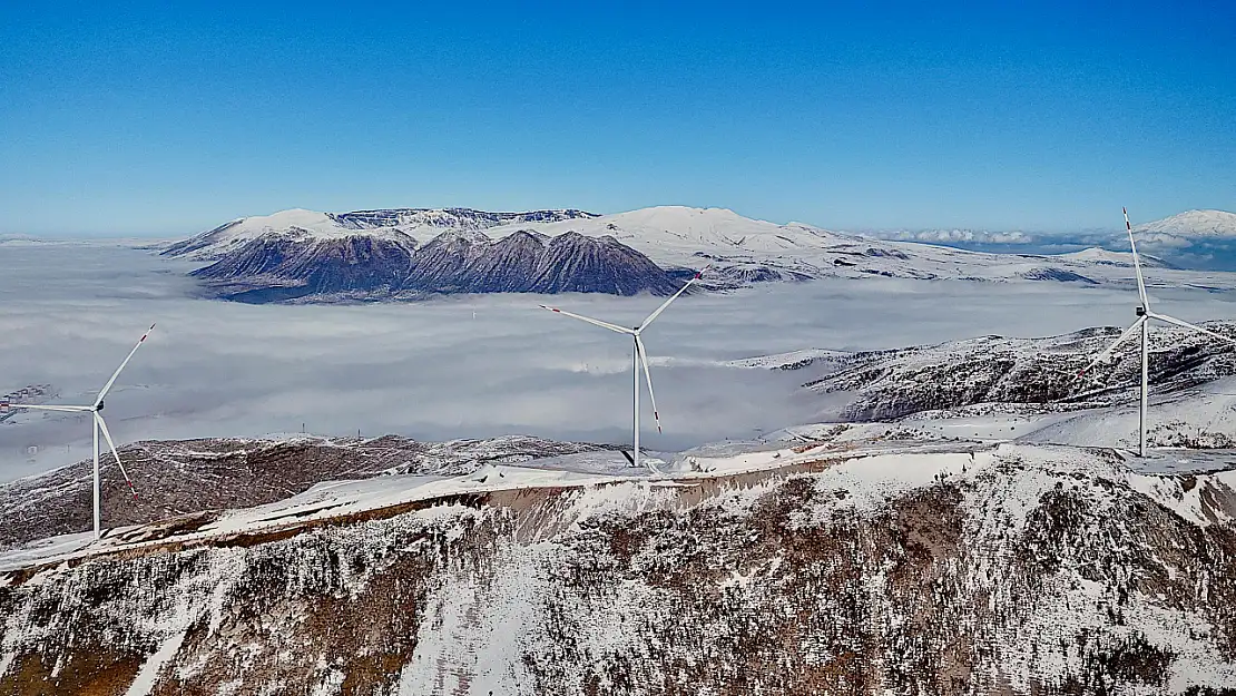 Bitlis'te rüzgar gülleri sisli dağlarla görsel şölen sunuyor