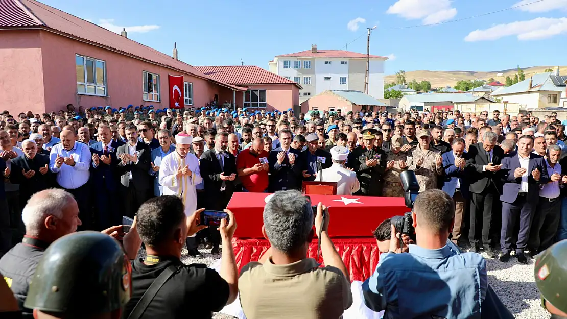 Bitlis'te Şehit Mahsun Yeşildemir için Binlerce Kişinin Katıldığı Duygusal Cenaze Töreni Yapıldı
