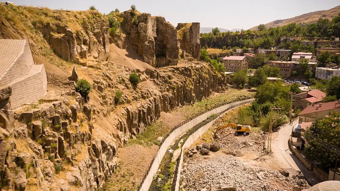 Bitlis'te Tarihi Dokuya Önem: Belediye Estetik ve Güvenlik İçin Dönüşüm Başlattı