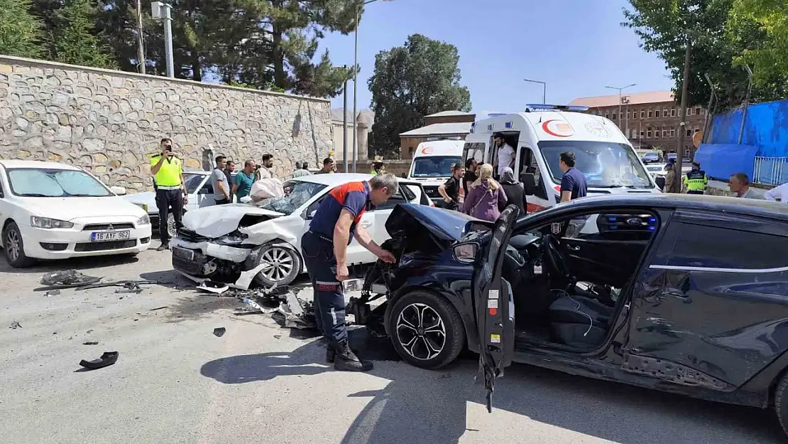 Bitlis'te Trafik Kazası: İki Araç Birbiriyle Çarpıştı, 10 Kişi Yaralandı