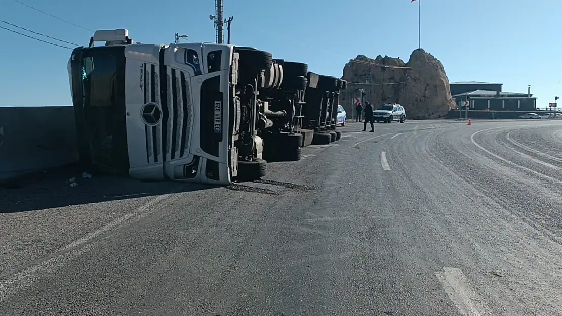 Bitlis'te virajı alamayan tır devrildi: 3 yaralı