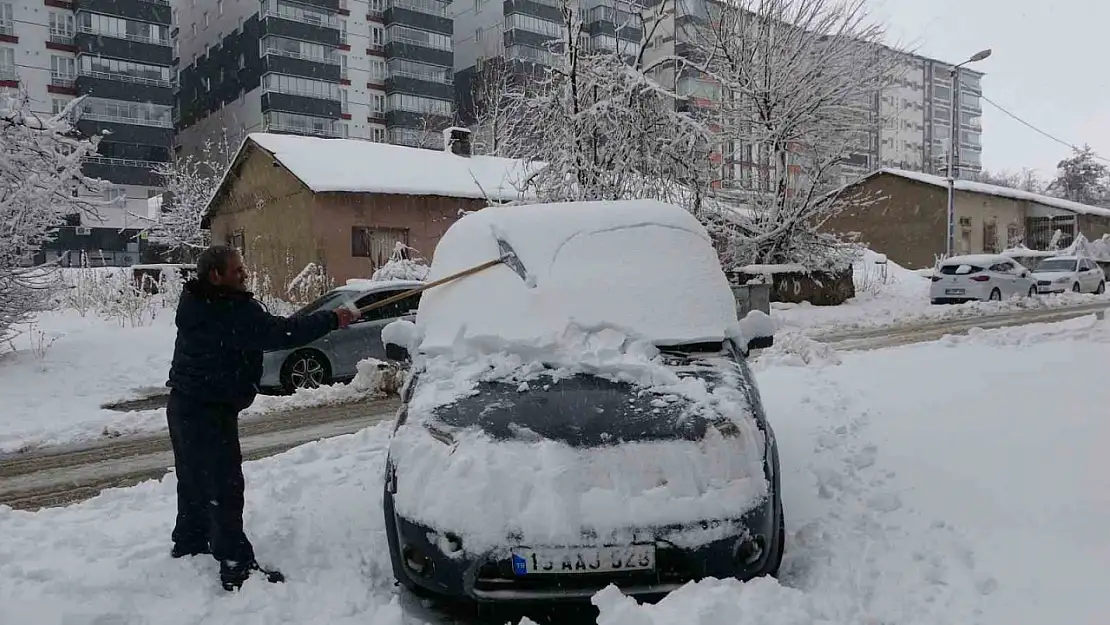 Bitlis'te yoğun kar yağışı köy yollarını kapattı