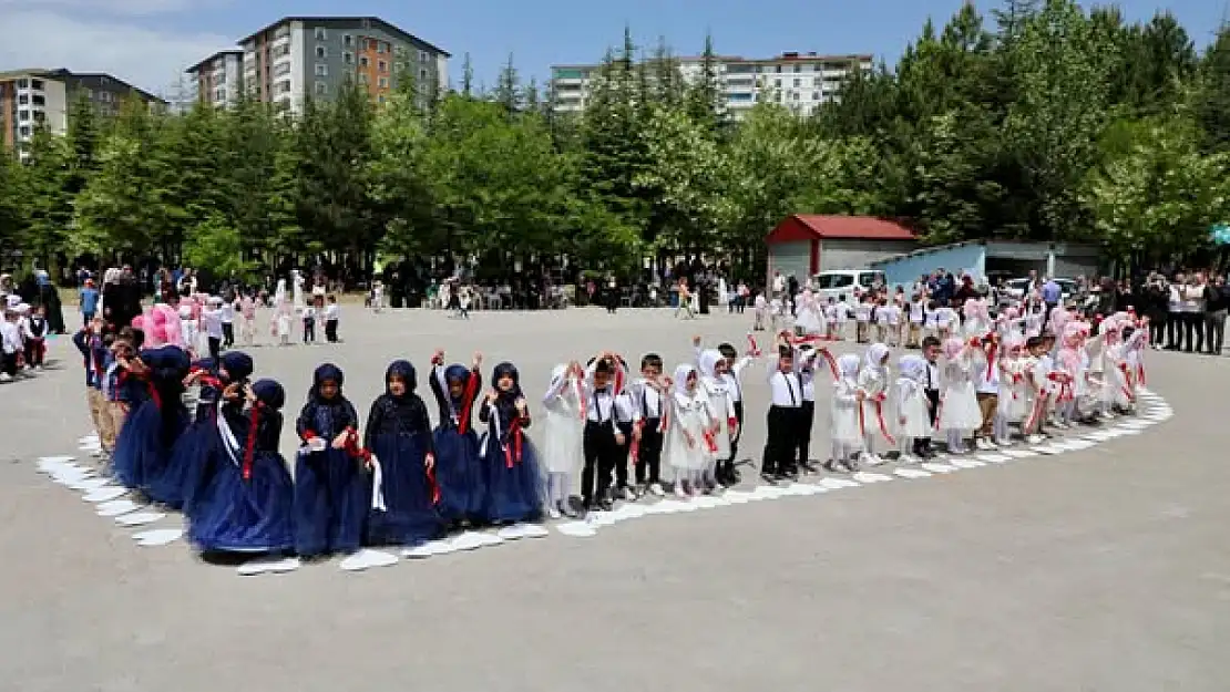 Bitlis Valisi Ahmet Karakaya, 4-6 Yaş Kur'an Kursu Şenliklerine Katıldı