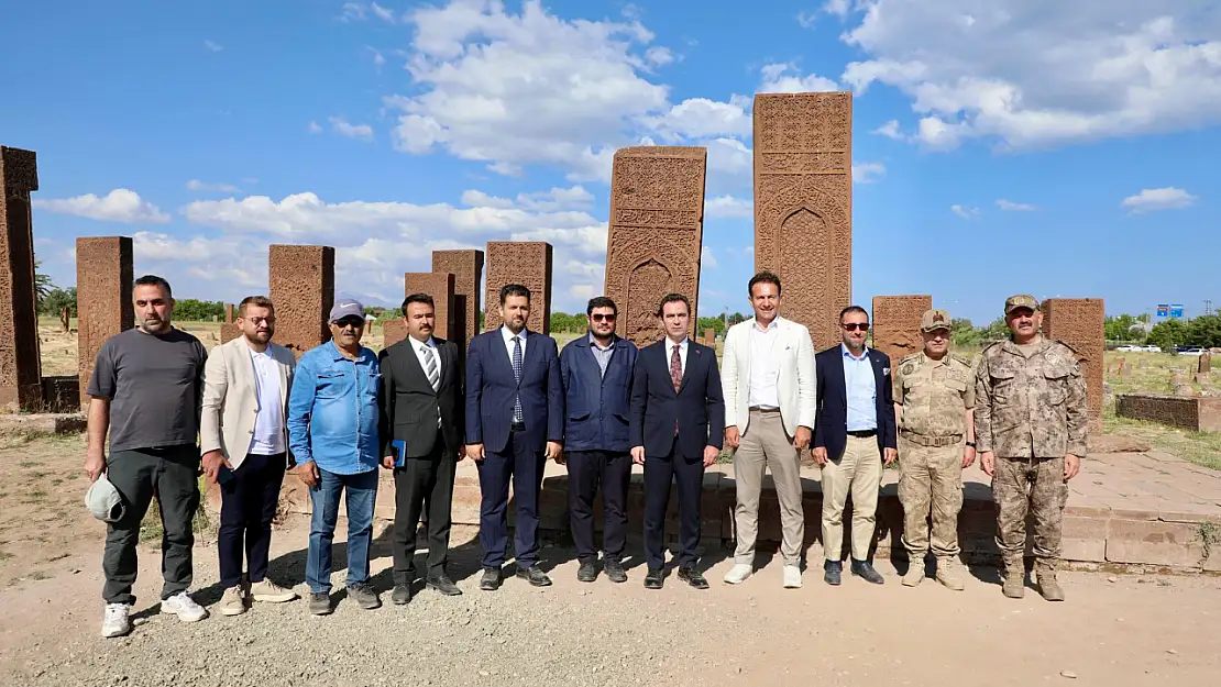 Bitlis Valisi Karakaya, Ahlat'ta tarihi ve kültürel değerleri koruma ziyaretleri gerçekleştirdi
