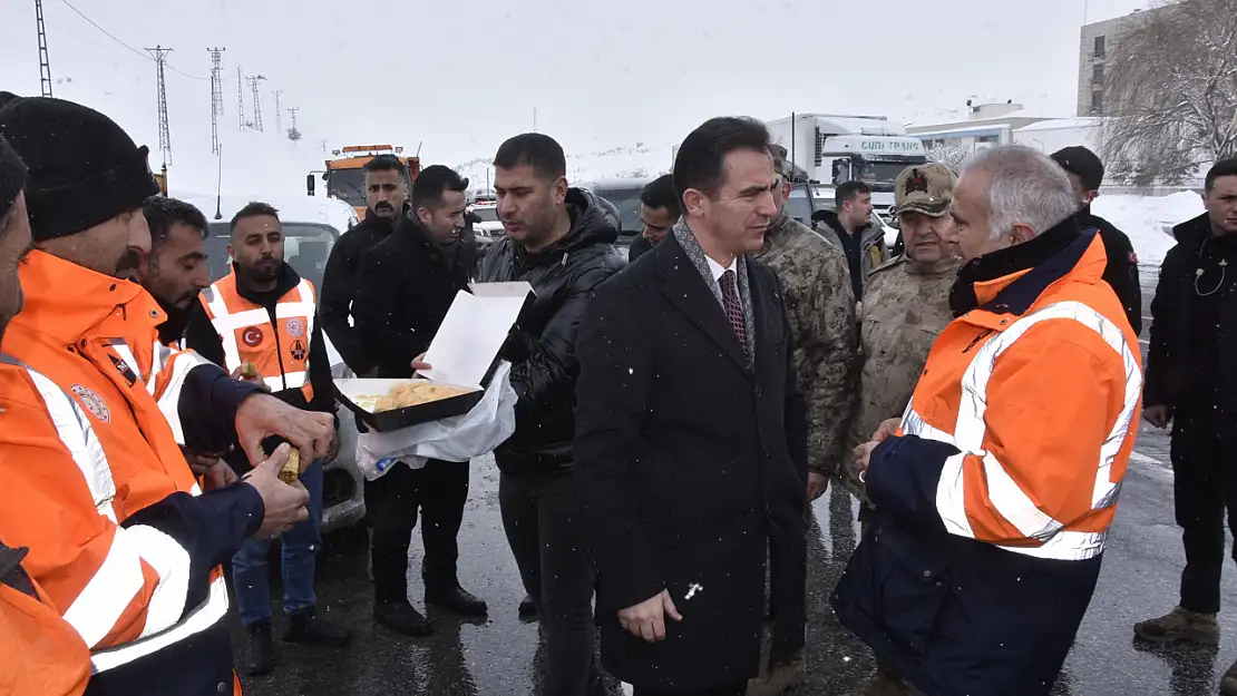 Bitlis Valisi Karakaya'dan karla mücadele ekiplerine tatlı ikramı