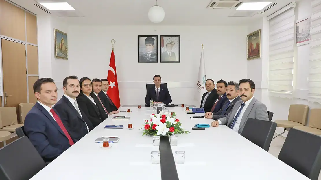 Bitlis Valisi Karakaya'dan projeler için değerlendirme toplantısı ve başarı belgeleri dağıtımı