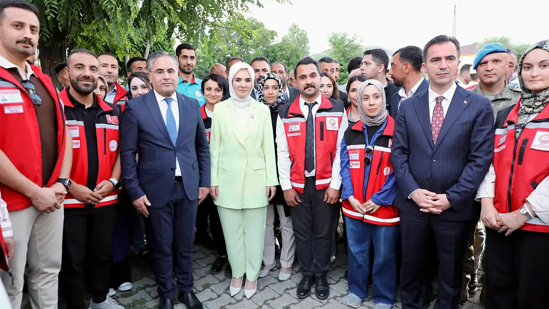 Bitlis Valisi ve Bakan, Şehit Askerin Ailesine Taziye Ziyaretinde Bulundu