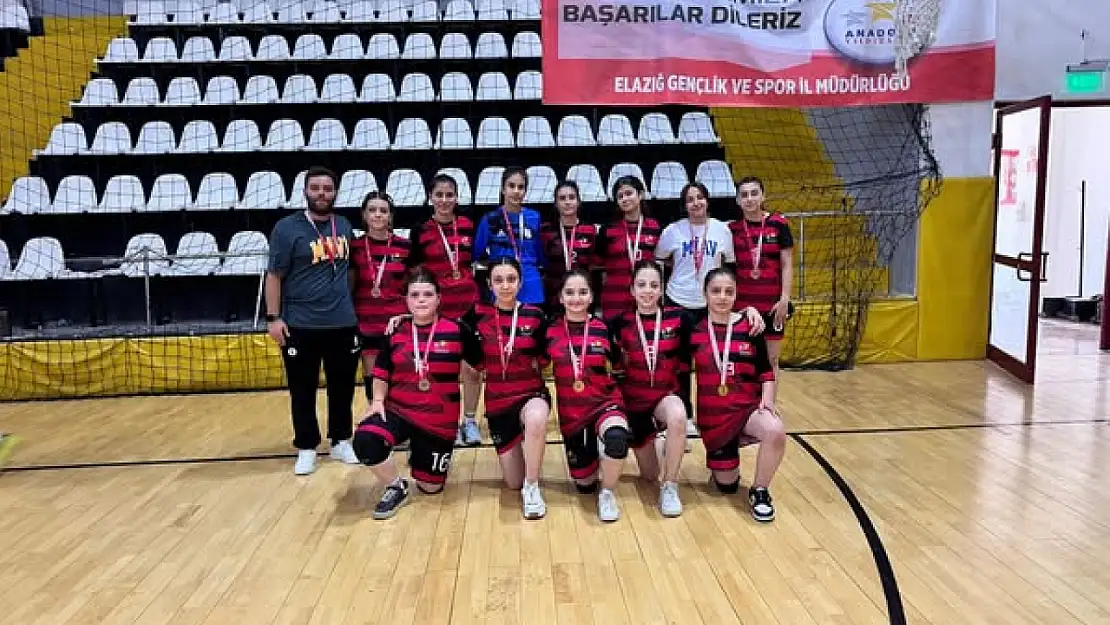 Bitlisli Hentbolcu Kızlardan Gururlandıran Başarı: Grup Birinciliğiyle Şırnak Yolcusu