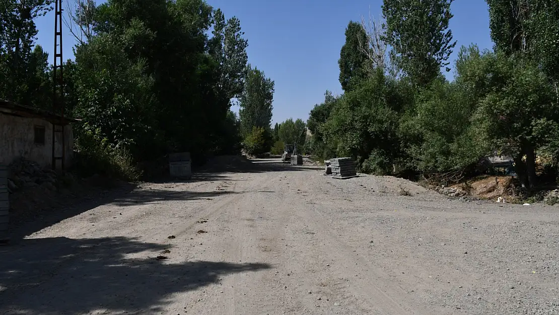 Bulanık Belediyesi'nden İnönü Mahallesi'nde yol yapımında önemli adımlar atıldı