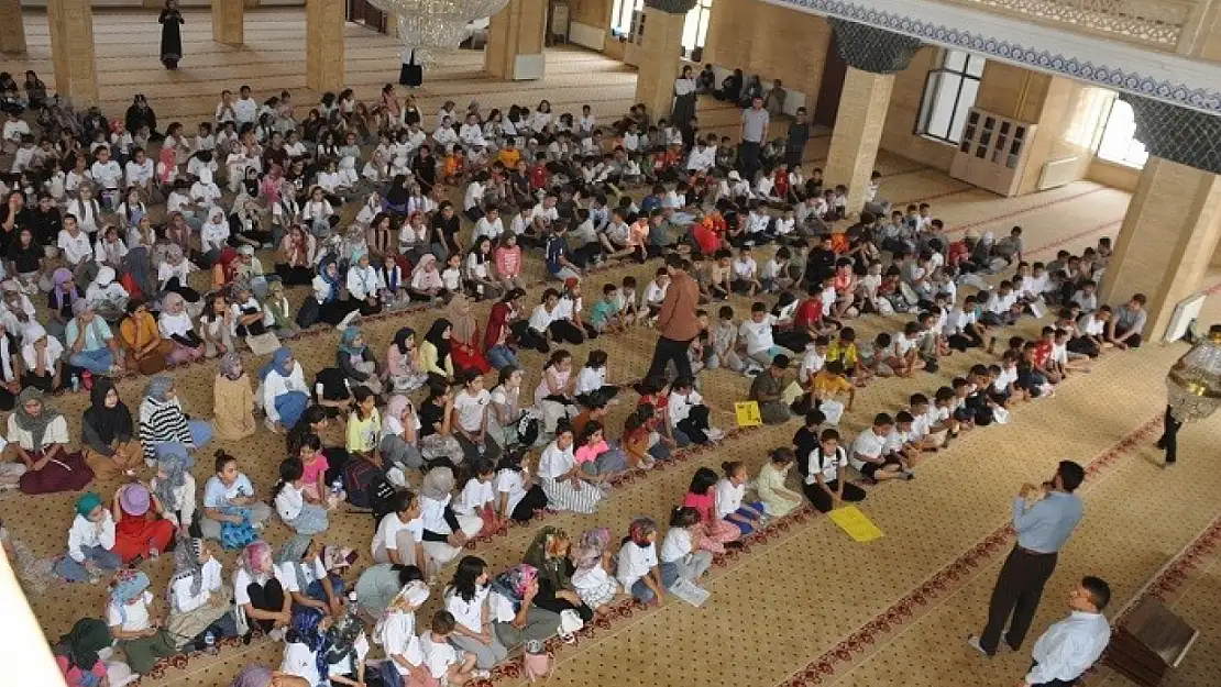 Bulanık'ta 800 Öğrenci Camide Bir Araya Geldi