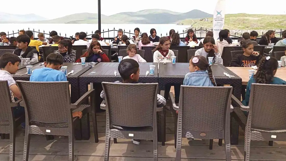 Bulanık'ta Yetim ve Öksüz Çocuklara Mutluluk Sürprizi