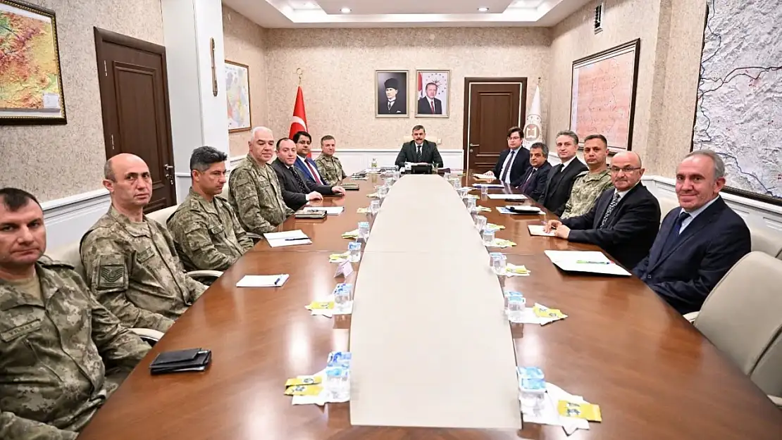 Bürokratlar ve Askerler, Eğitim Zirvesinde Bir Araya Geldi