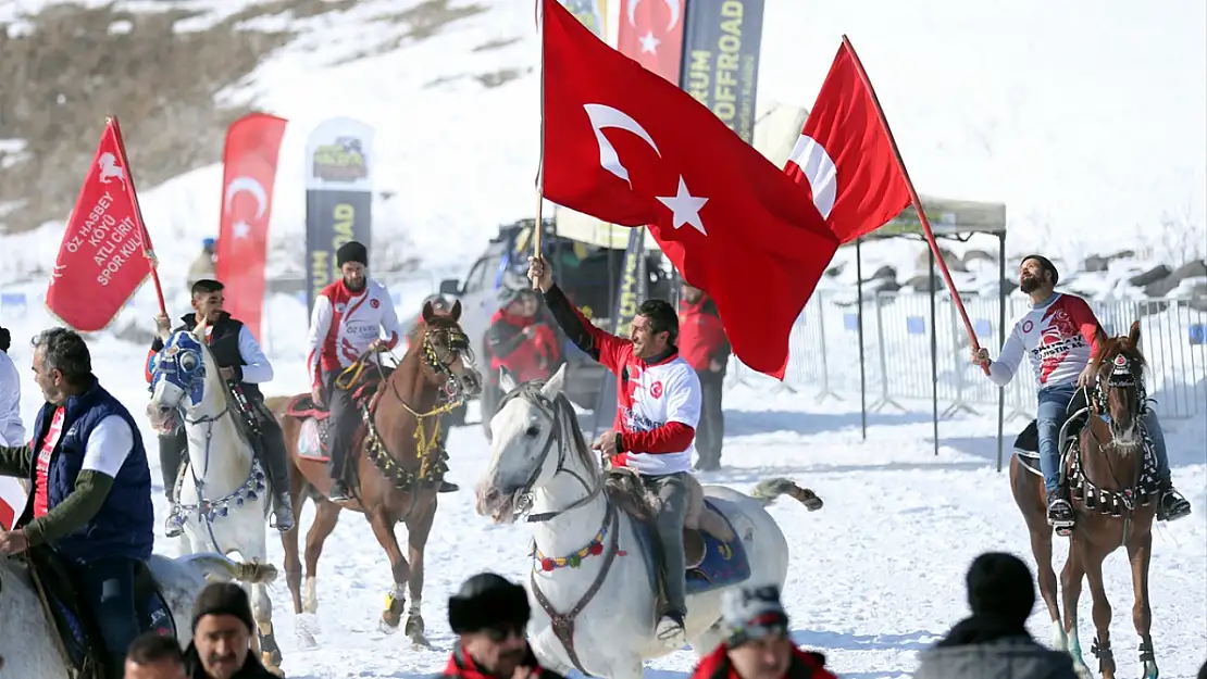 Buzla kaplı Çıldır Gölü'nde 'Altın At Kristal Buz Festivali' coşkusu