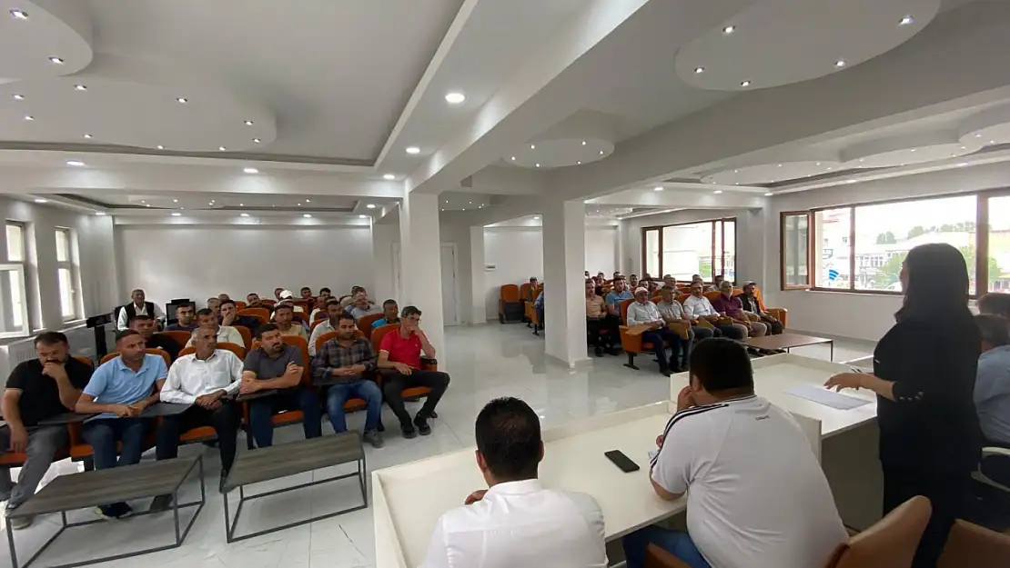 Çaldıran Belediye Eşbaşkanı Gündoğdu, hizmetleri değerlendirmek için çalışanlarla toplandı