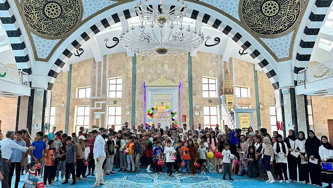 Çaldıran'da Yaz Kur'an Kursları Tamamlandı: Başarılı Öğrencilere Ödüllerini Kaymakam ve Müftü Verdi
