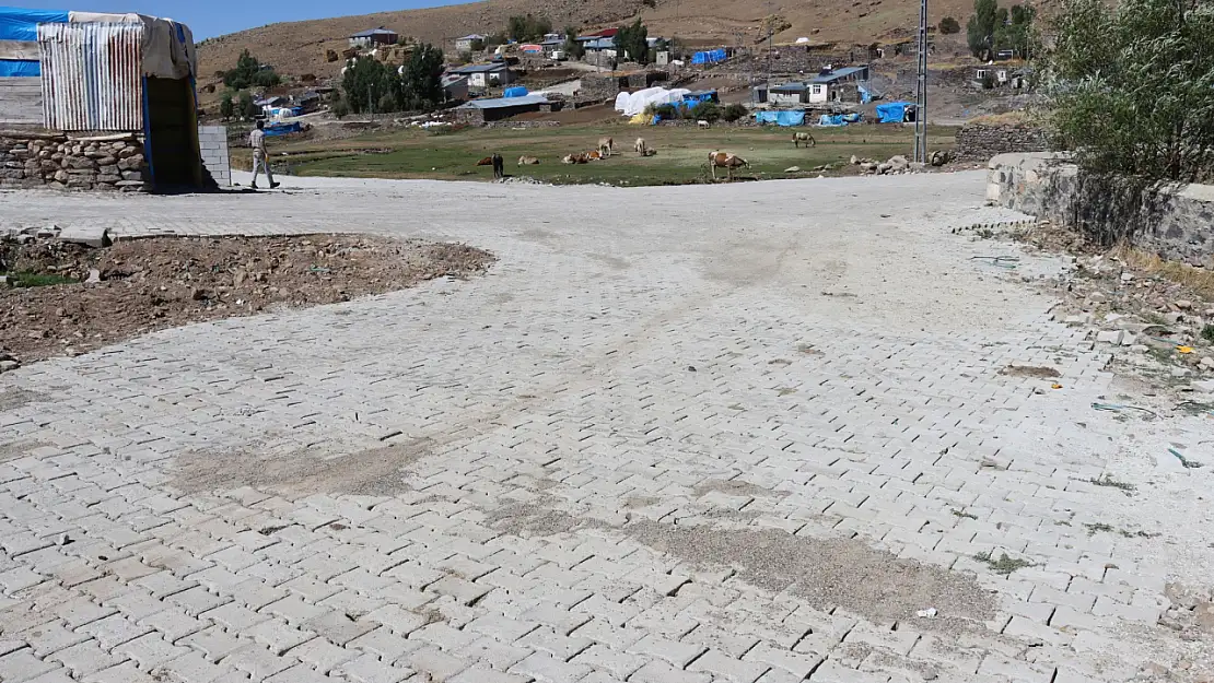 Çat'ta Kilit Taşı Döşeme Çalışmaları Tamamlandı