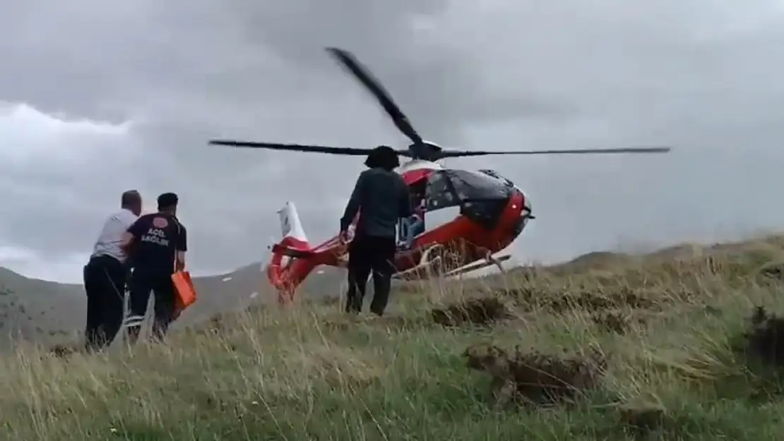 Çatak'ta mahsur kalan vatandaş, helikopterle hastaneye kurtarıldı