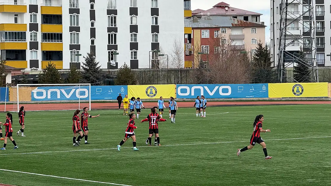 Çekişmeli maçta gülen taraf yine Ağrı'nın kadın futbol takımı oldu