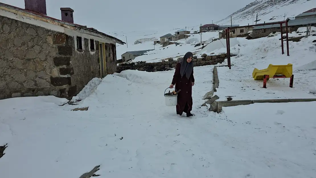 Ceylan öğretmen, Bitlis'in zorlu koşullarında eğitim veriyor