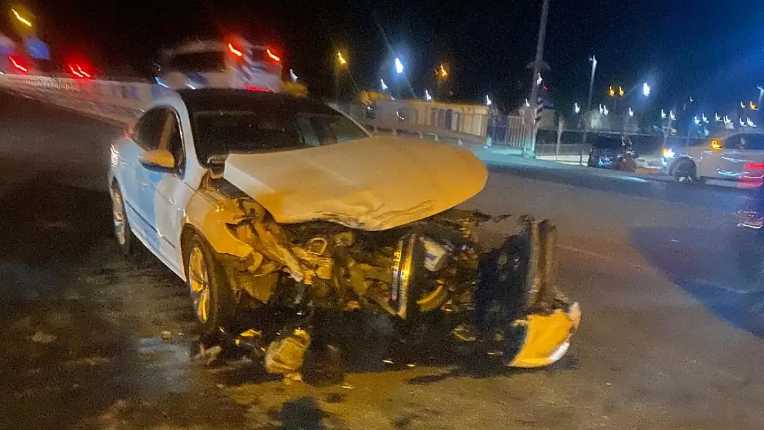Cezaevi köprüsü üzerinde kontrolden çıkan araç refüje çarptı