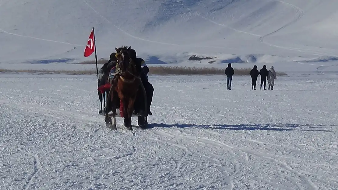 Çıldır Gölü'nde atlı kızak keyfi