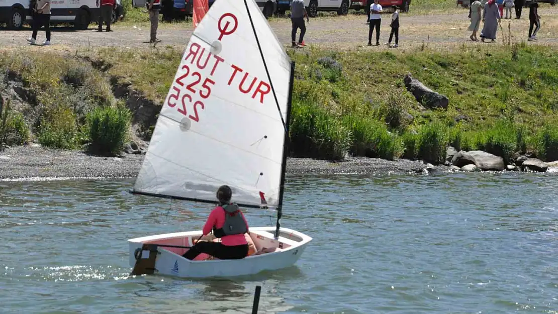 Çıldır Gölü, yelken sporu ile kış turizmine yeni bir soluk kazandırıyor