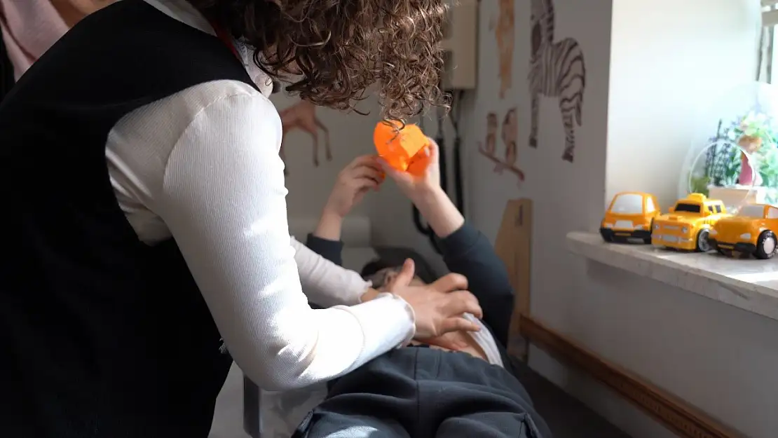 Çocuklarda sık görülen el ayak ağız hastalığı hızla yayılıyor