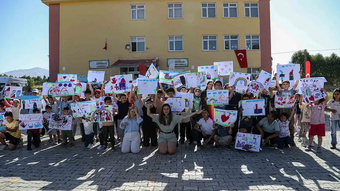Çocukların Hayallerindeki Evren: Resmedilen Renkli Dünyalar