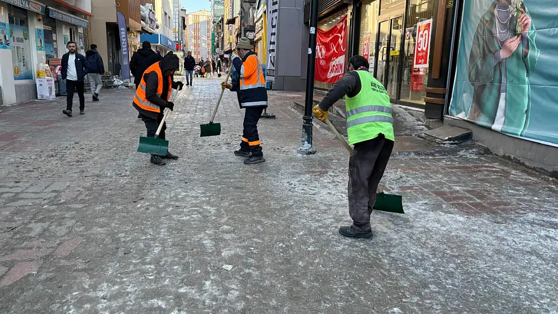 Cumhuriyet Caddesi'nde buz mesaisi