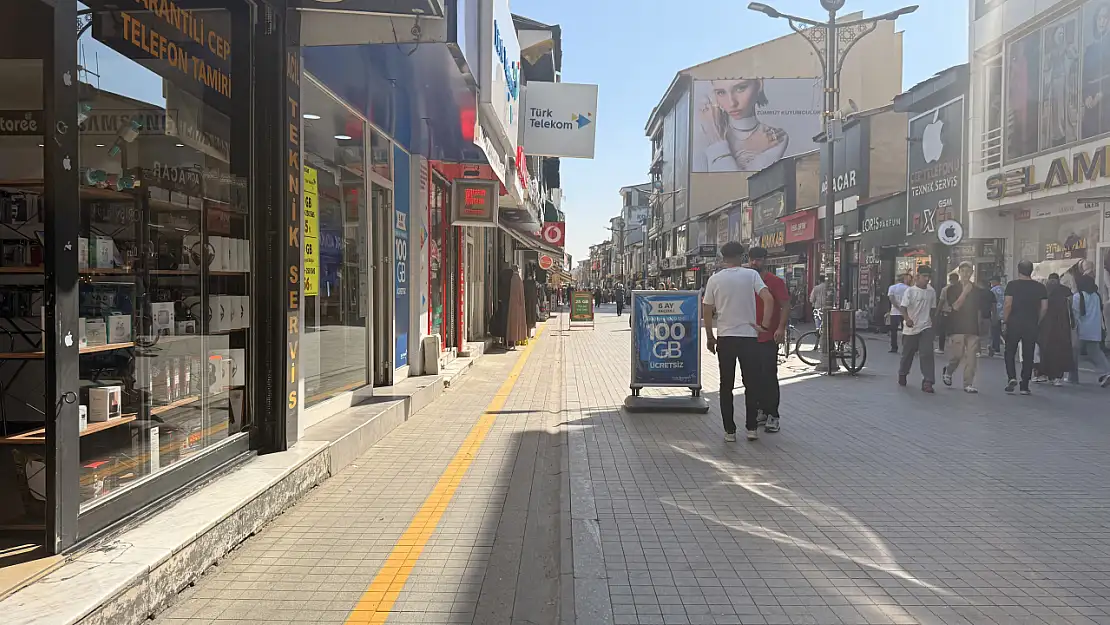 Cumhuriyet Caddesi'nde esnaf için sarı çizgi uygulaması