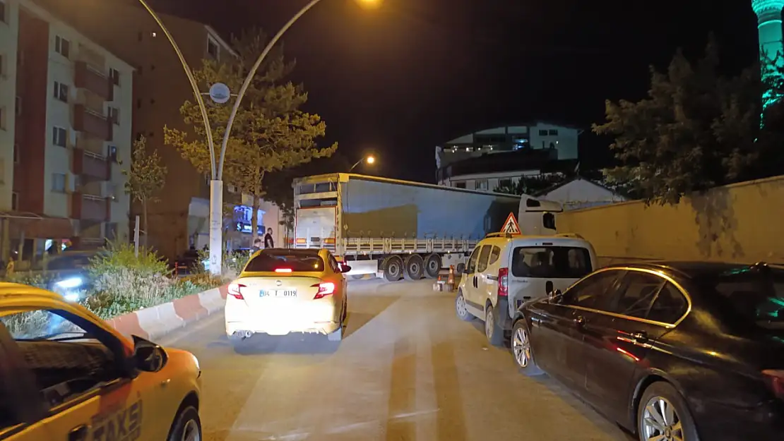 Cumhuriyet Caddesi'nde tır krizi:Sıkıştı, ancak çıkabildi